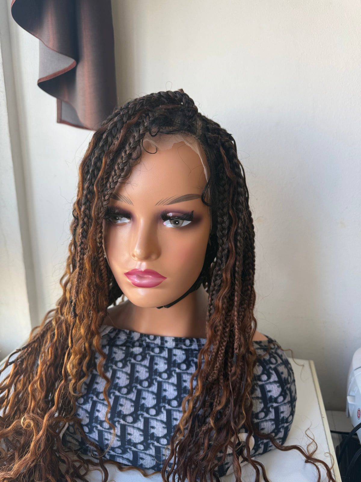 Dinha full lace boho Perruque en box braids tressée avec les mèches brésiliennes bouclées.