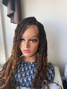 Dinha full lace boho Perruque en box braids tressée avec les mèches brésiliennes bouclées.