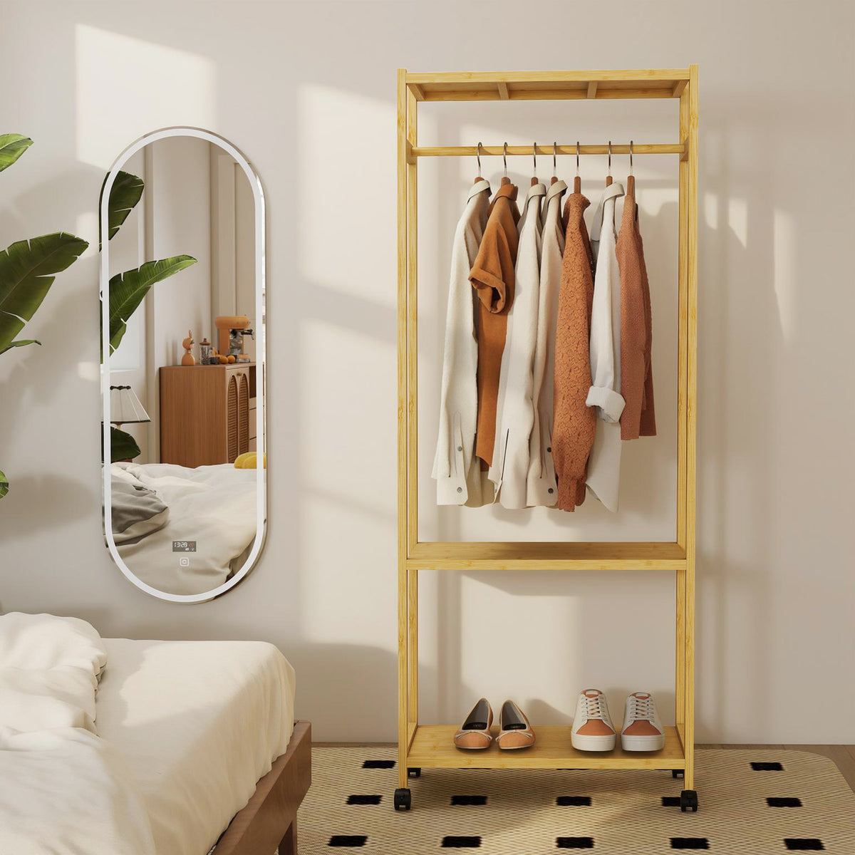 Portant à vêtements à roulettes, porte-manteau en bambou avec 2 étagères et tringle suspendue, 70x35x175cm, bois naturel