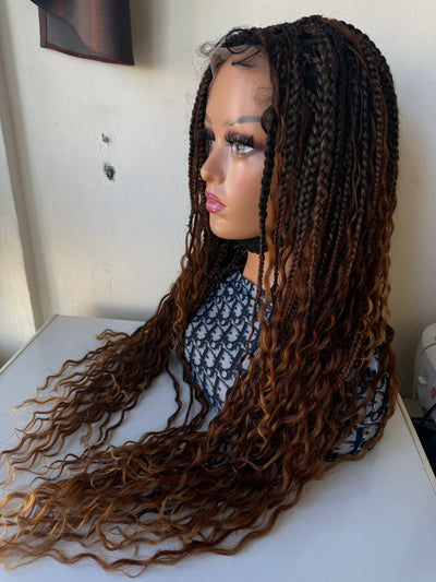 Dinha full lace boho Perruque en box braids tressée avec les mèches brésiliennes bouclées.