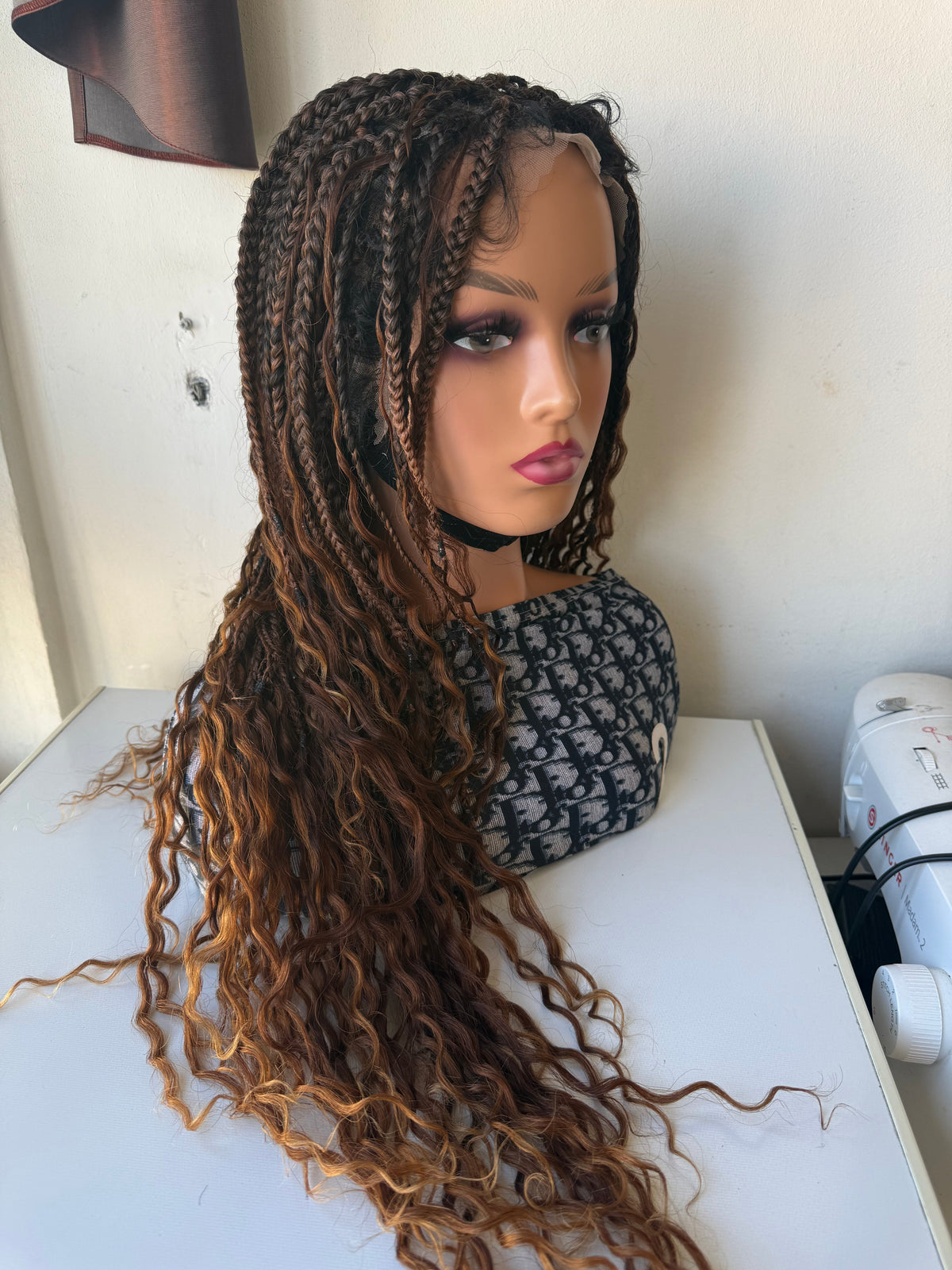 Dinha full lace boho Perruque en box braids tressée avec les mèches brésiliennes bouclées.
