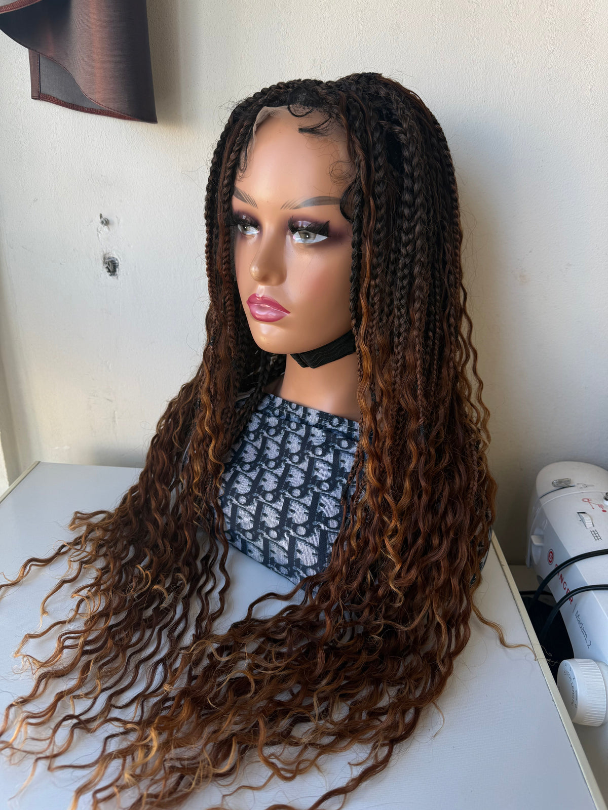 Dinha full lace boho Perruque en box braids tressée avec les mèches brésiliennes bouclées.