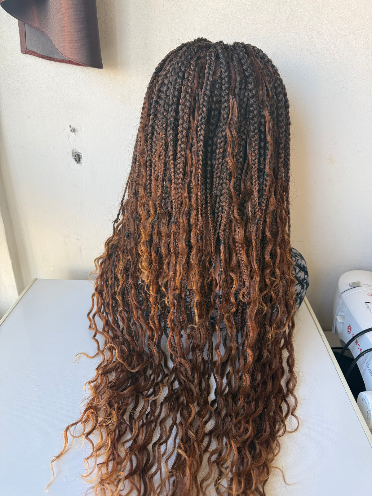 Dinha full lace boho Perruque en box braids tressée avec les mèches brésiliennes bouclées.