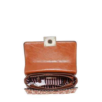 BOLSO DE HOMBRO CON CADENA Y LOGO EN RELIEVE (BLANCO)