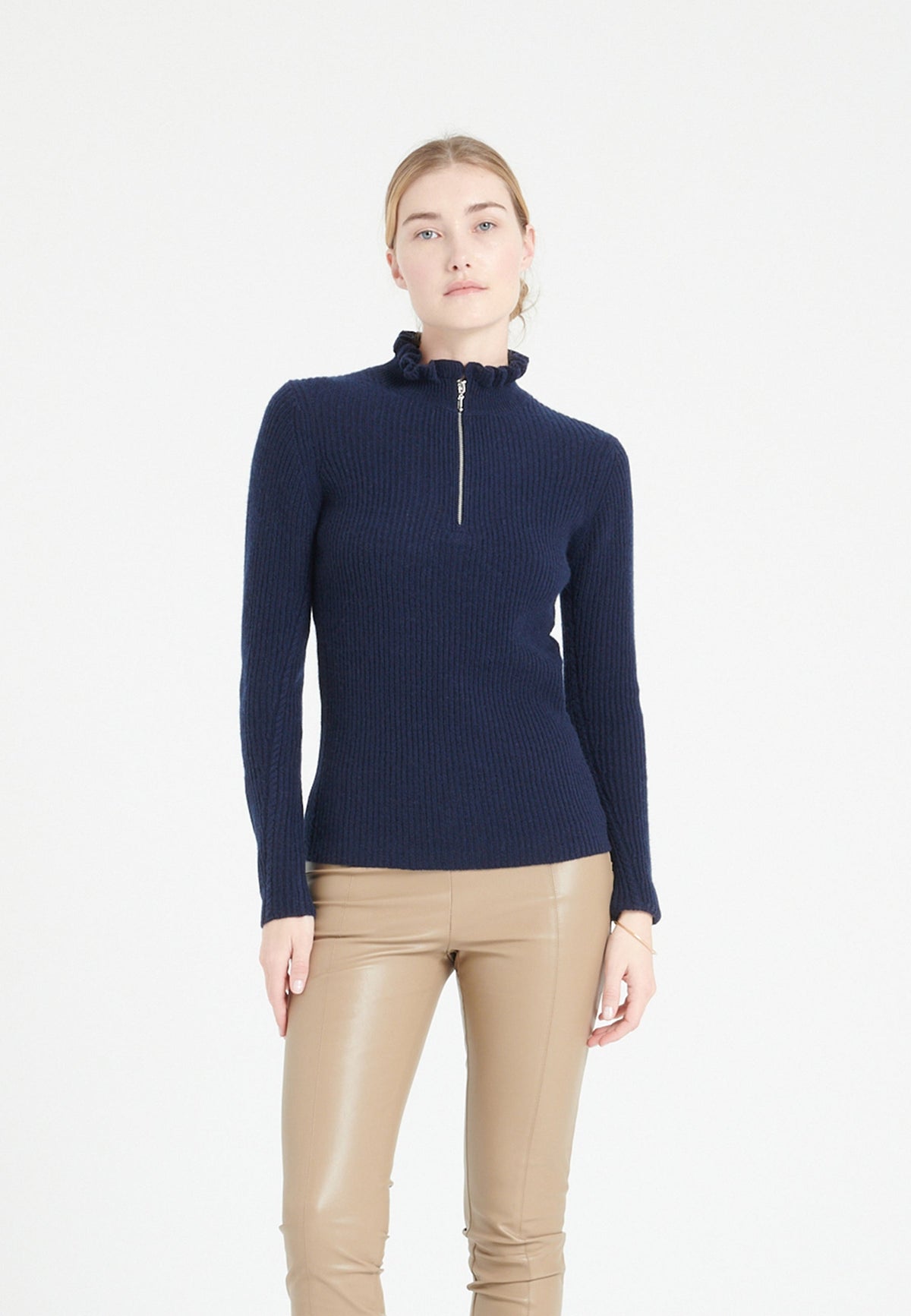 Pull col falbala zippé femme en cachemire bleu marine - MIA 4