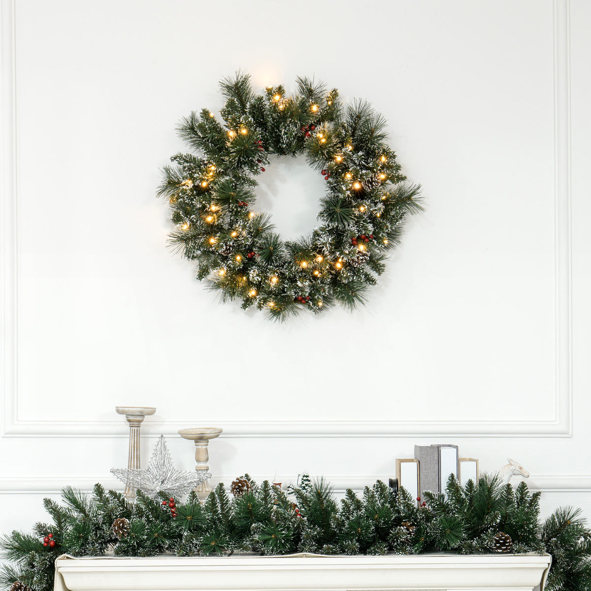Couronne de Noël porte artificielle 60 CM avec pommes de pin et grappes de baies, lumières LED et minuterie vert