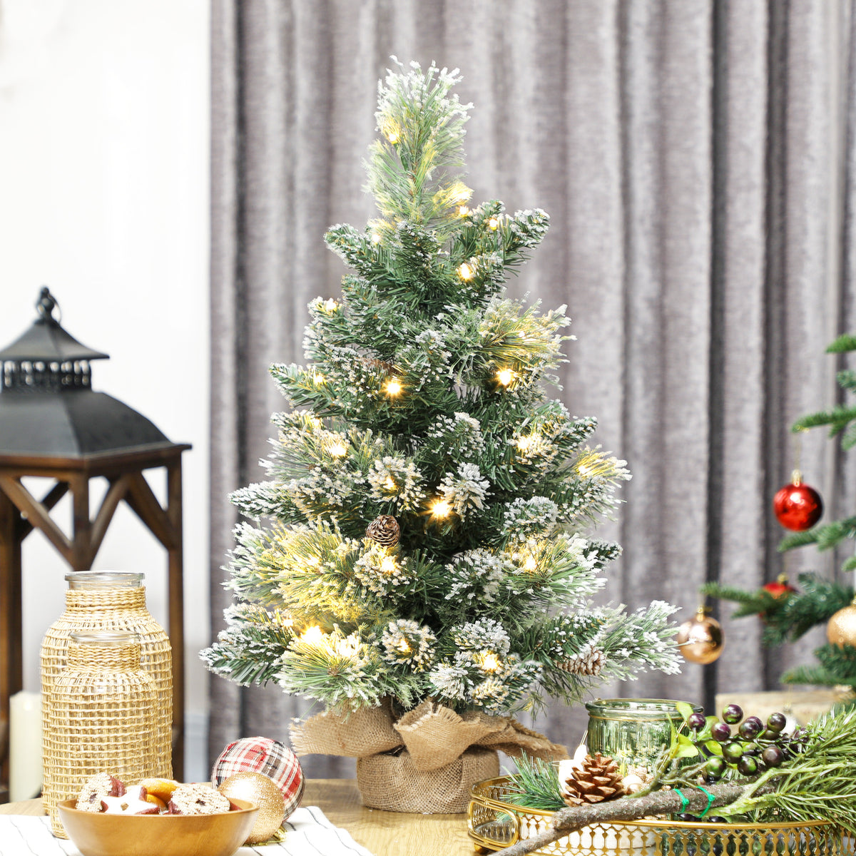 Sapin de Noël artificiel 60 cm, mini arbre de Noël de table floqué avec 35 LED, pommes de pin, fonctionne à piles, vert