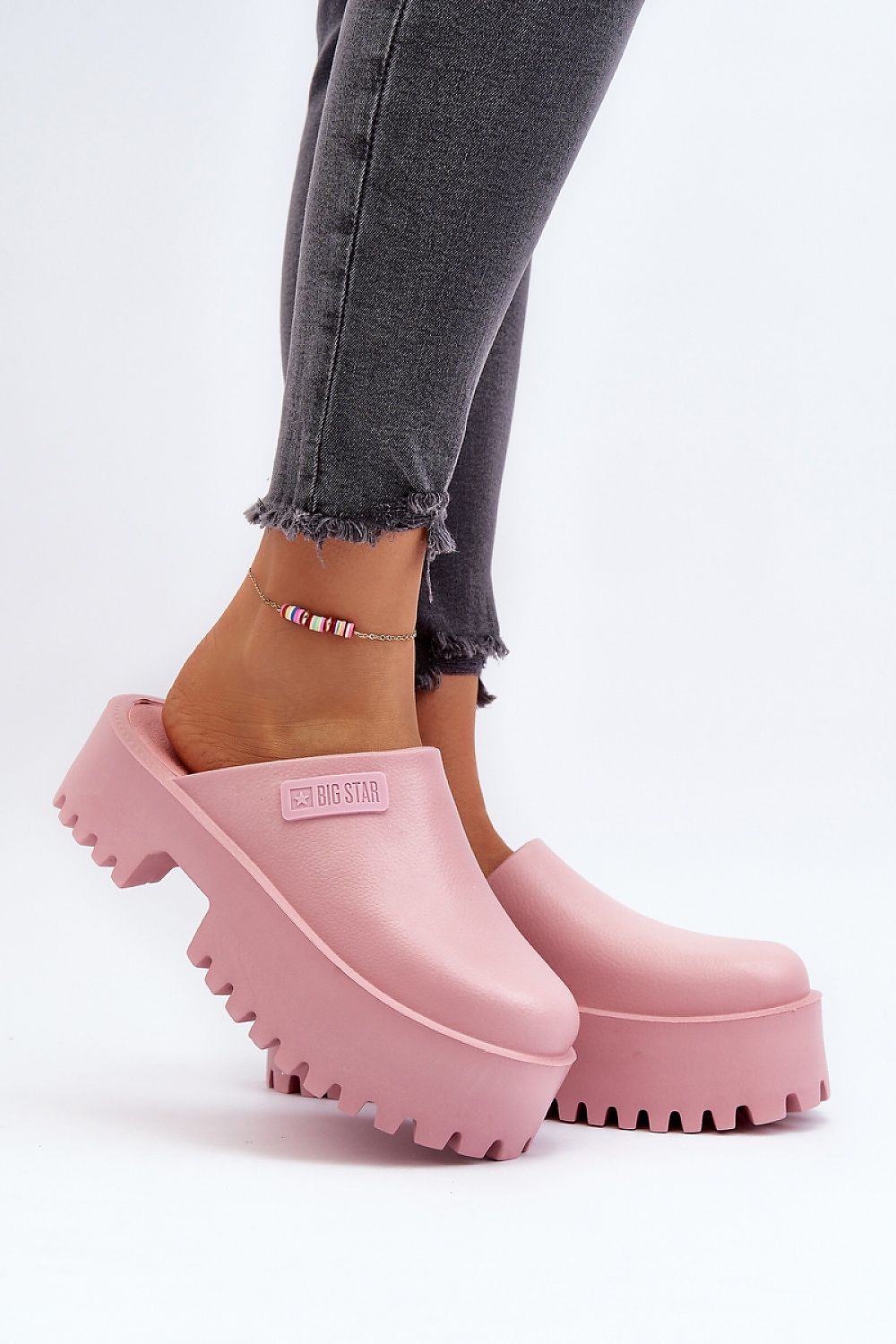 Clacquettes model 194119 Step in style