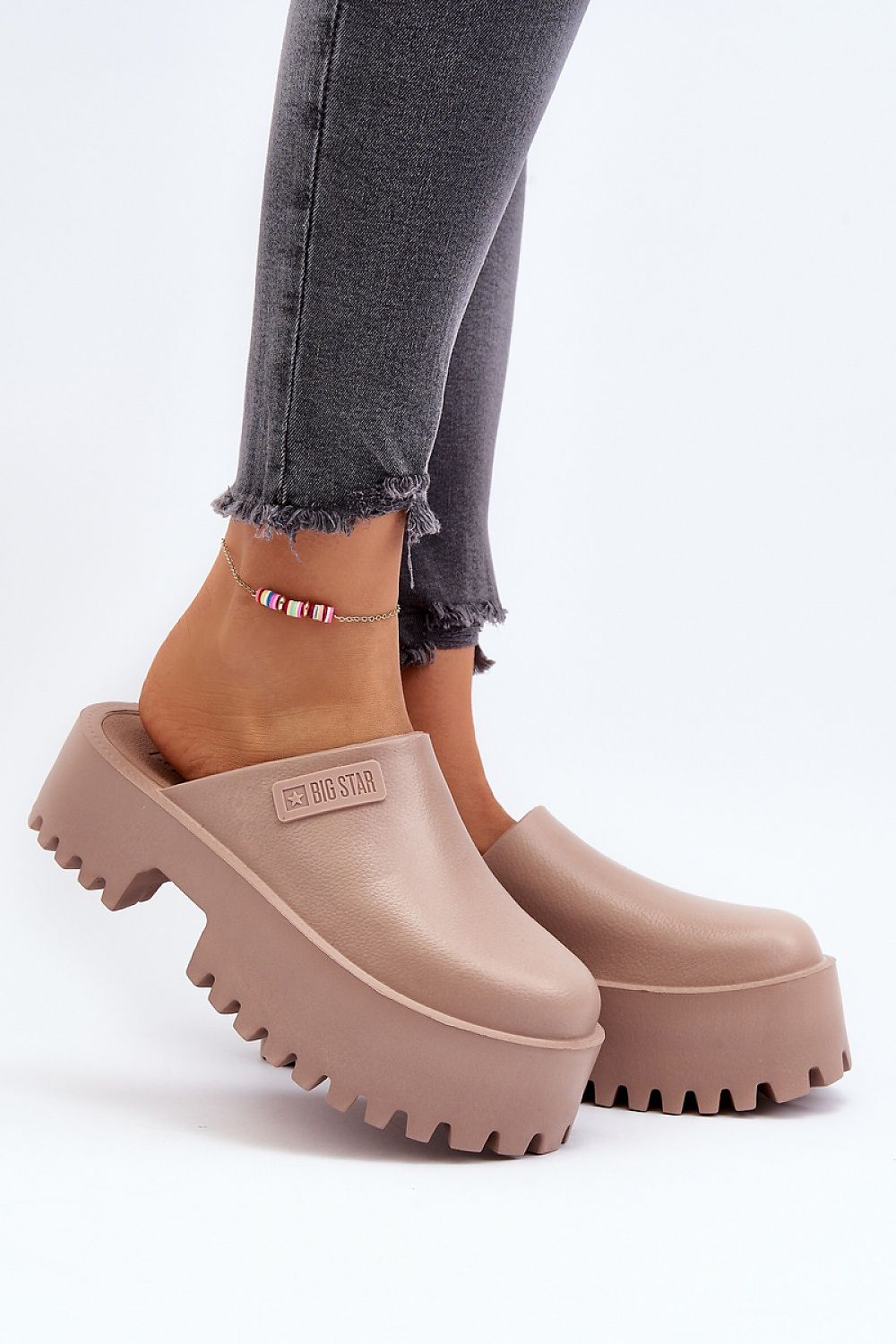 Clacquettes model 194119 Step in style