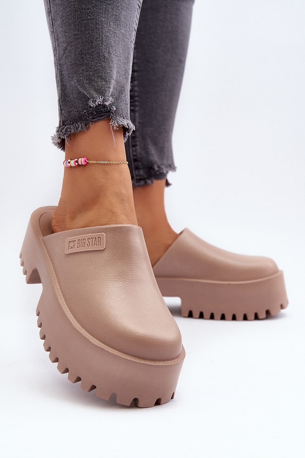 Clacquettes model 194119 Step in style