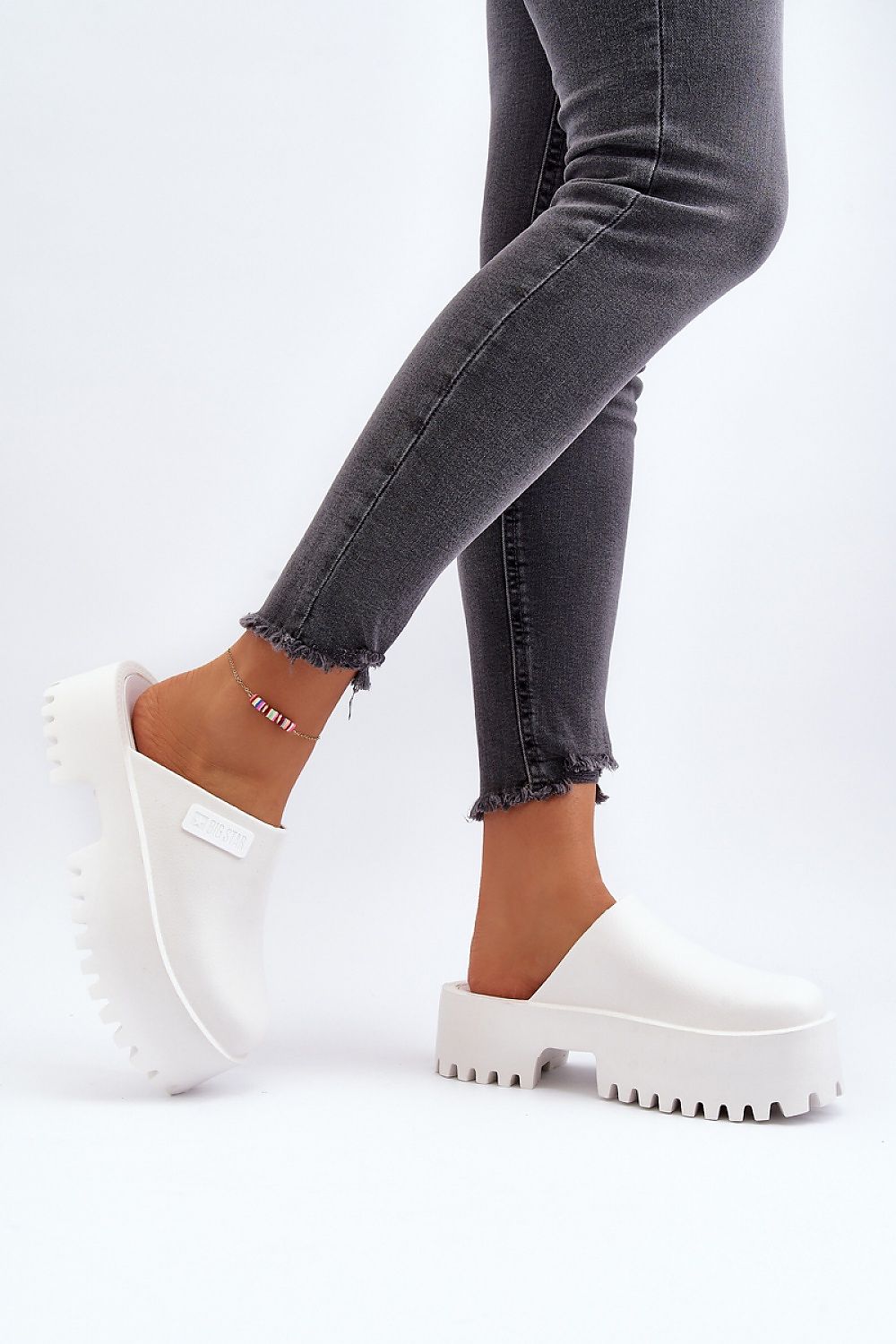 Clacquettes model 194119 Step in style
