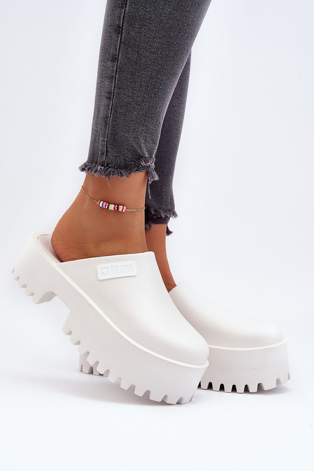 Clacquettes model 194119 Step in style