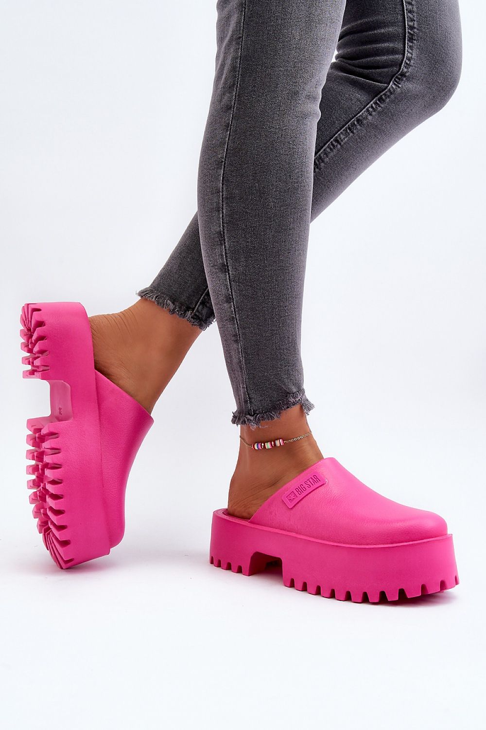 Clacquettes model 194119 Step in style