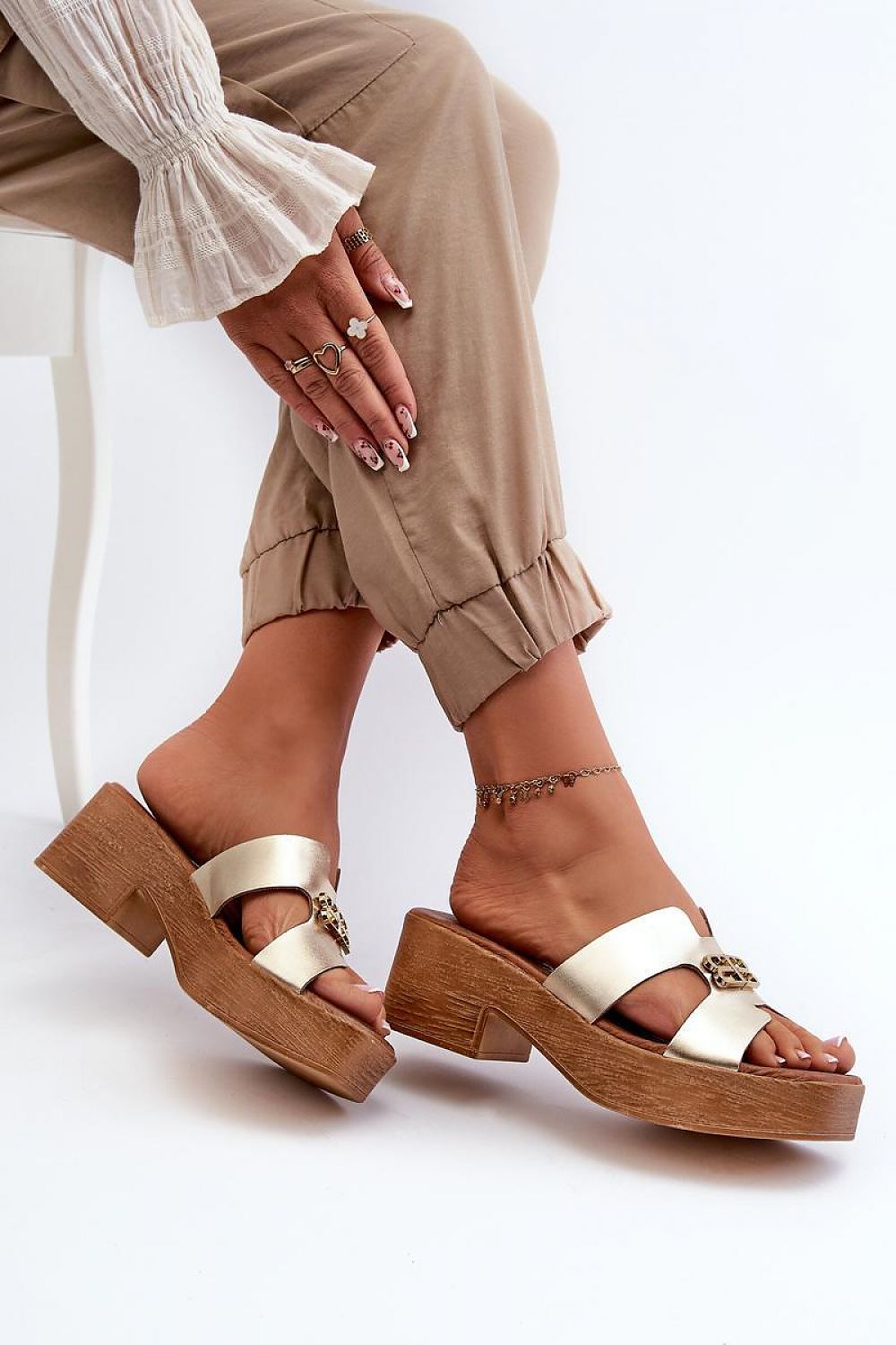 Clacquettes model 197658 Step in style