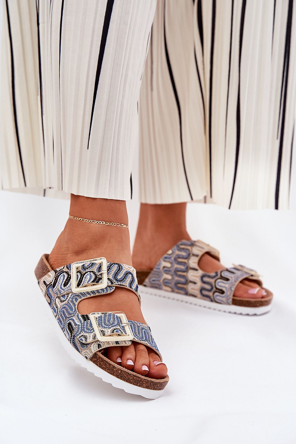 Clacquettes model 211960 Step in style