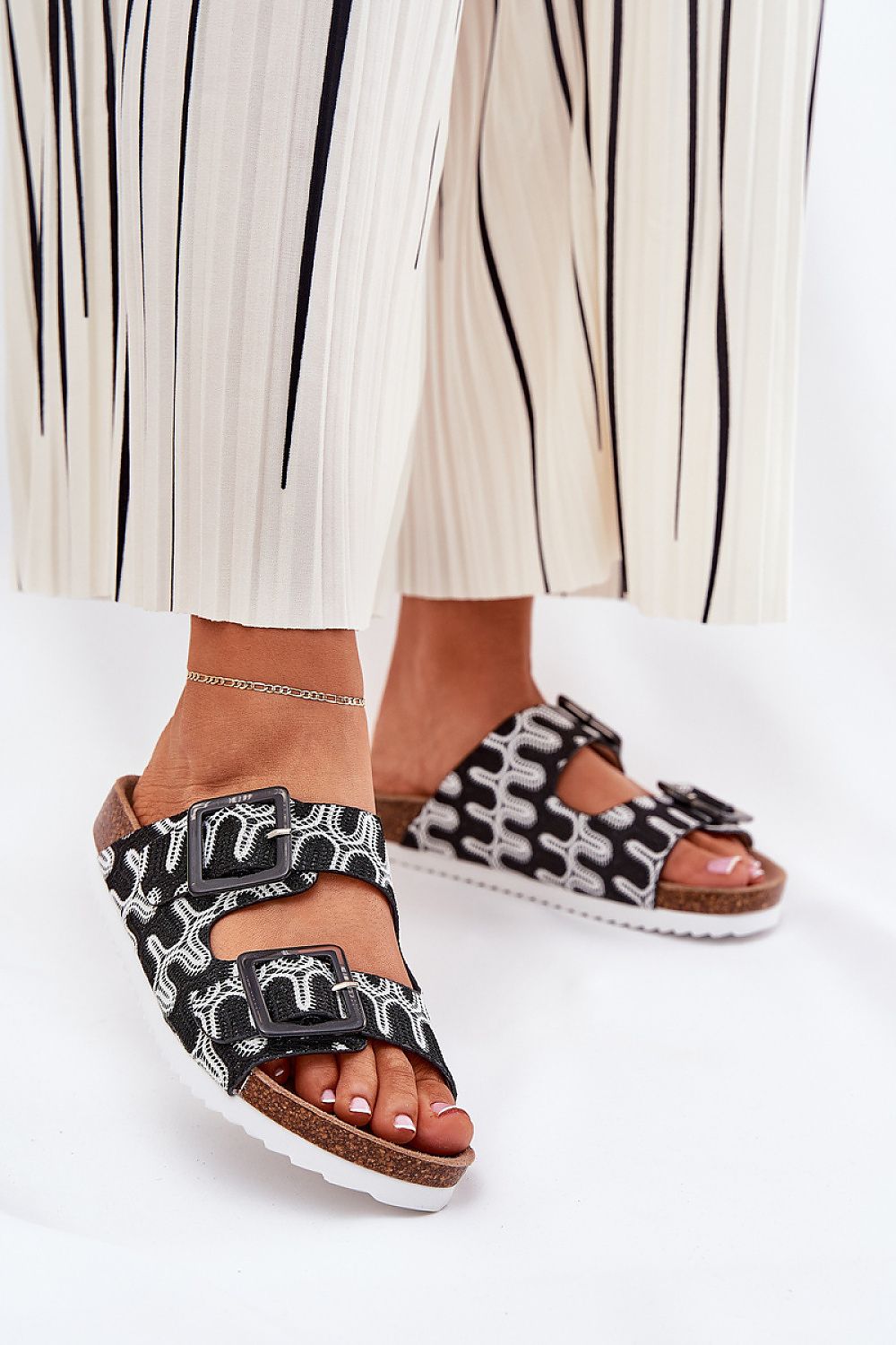 Clacquettes model 211960 Step in style