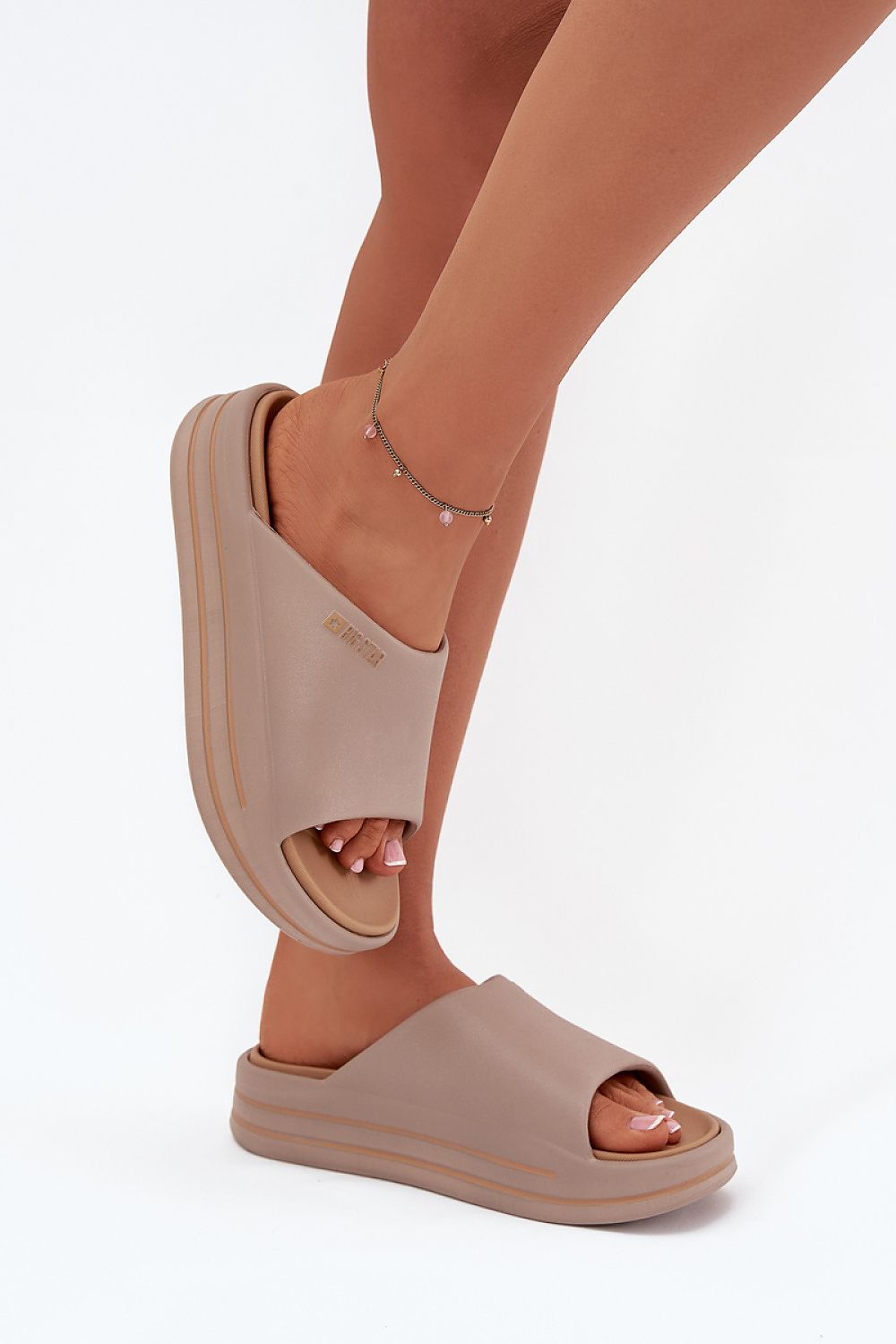 Clacquettes model 216428 Step in style