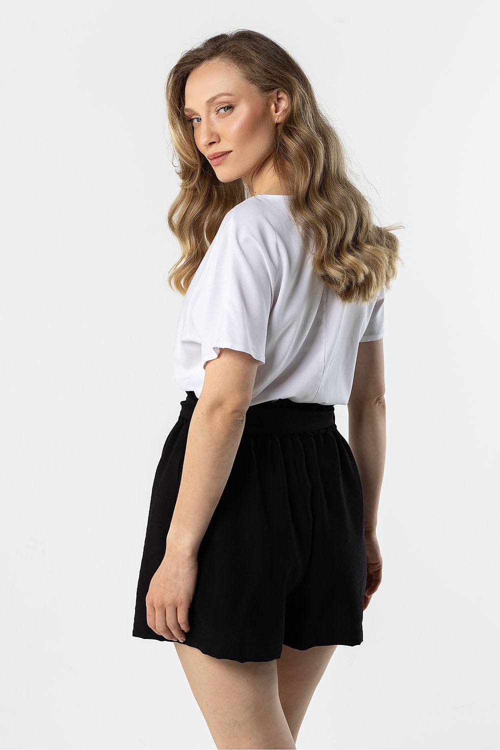 Shorts model 225323 awama