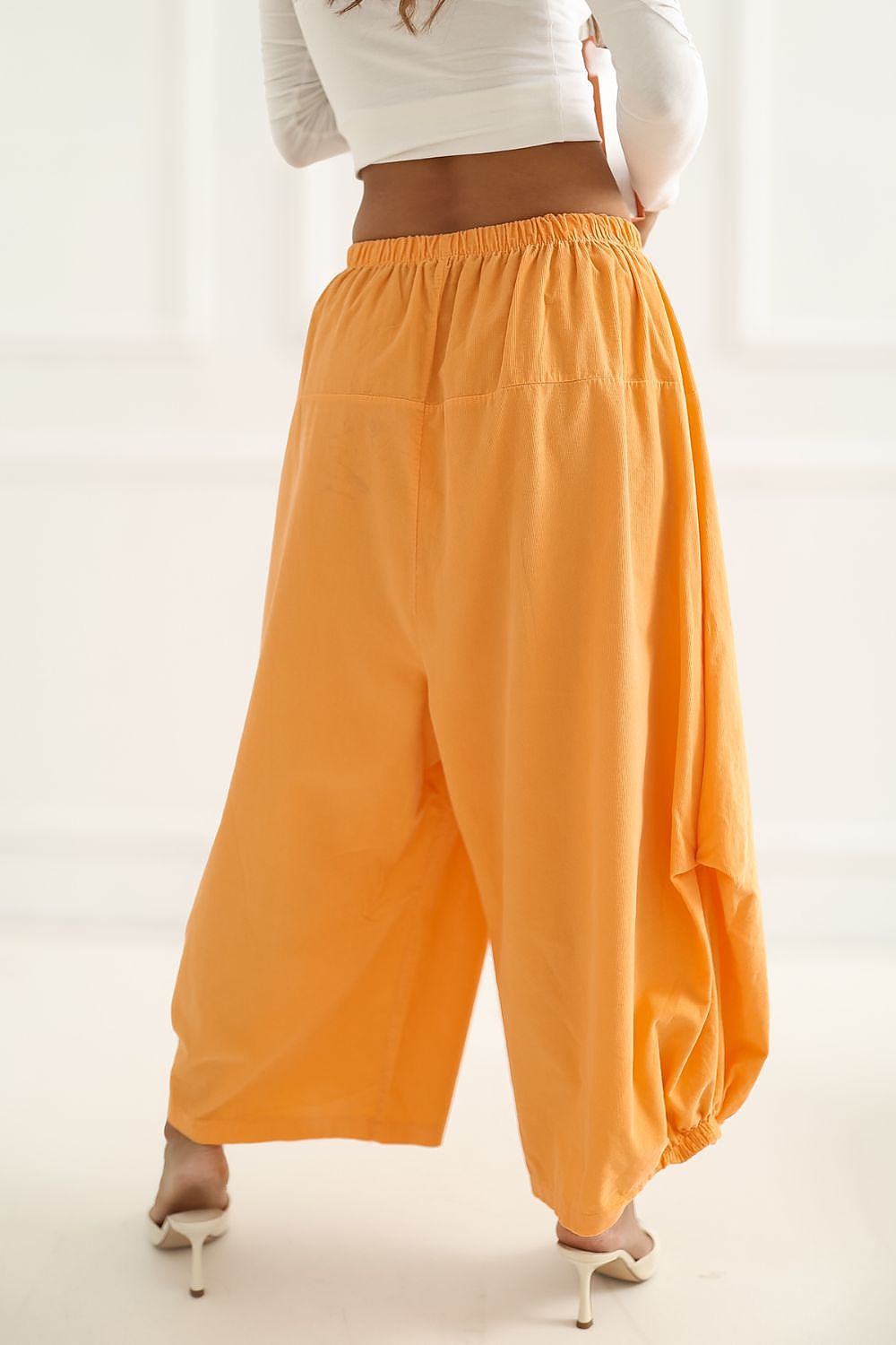 Pantalon en velours côtelé model 226449 Italy Moda