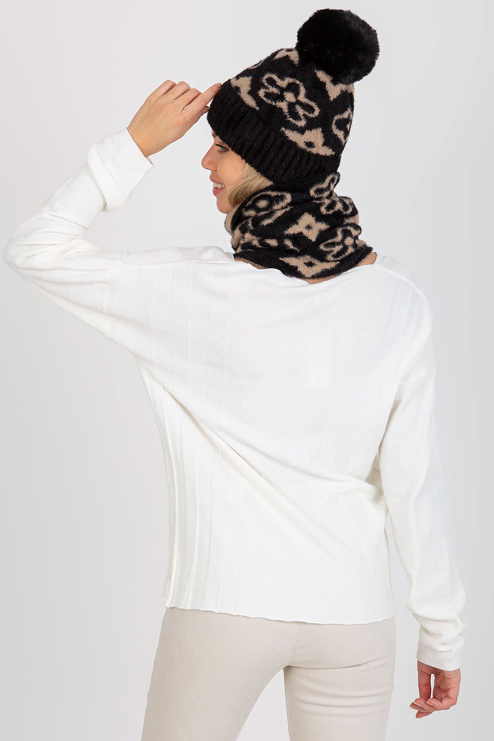 Bonnet model 185915 AT