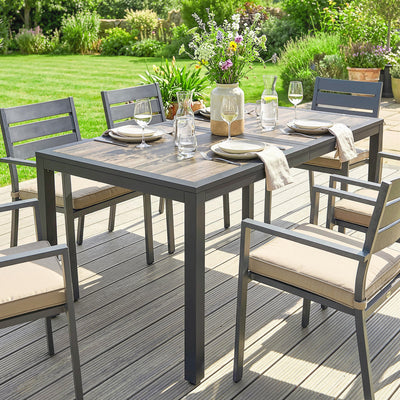 Table de jardin pour 4 à 6 personnes, table à manger extérieure avec plateau à effet bois, 140 x 80 x 72 cm, gris foncé
