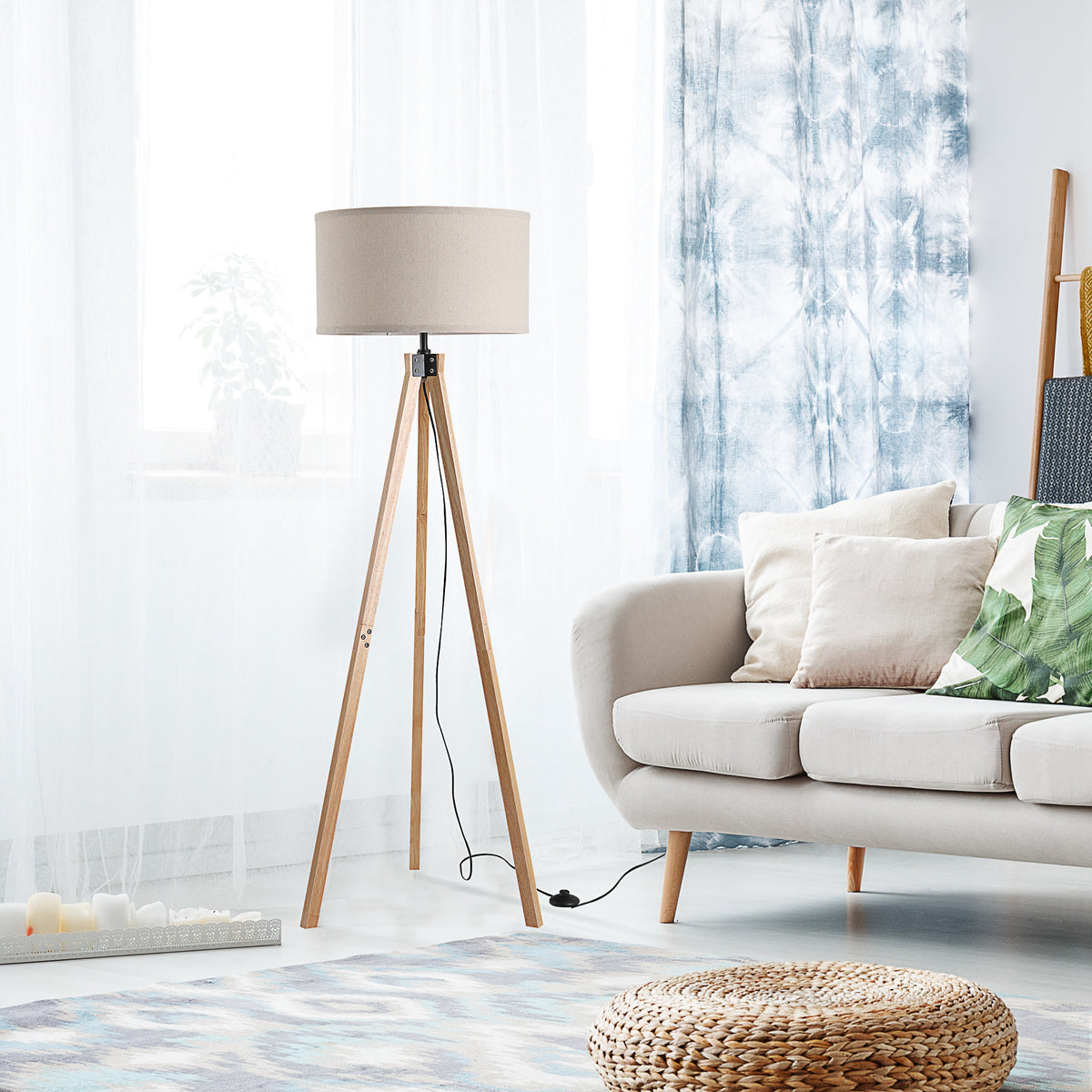 Lampadaire trépied style scandinave 40 W max. dim. 45L x 45l x 152H cm bois de pin lin beige